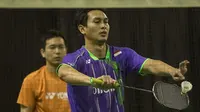 Mohammad Ahsan (kanan) dan Hendra Setiawan (kiri) menjalani latihan jelang Kejuaraan Dunia BWF 2015 di Pelatnas Cipayung, Jakarta, Selasa (6/8/2015). Hendra dan Ahsan bertekad meraih gelar juara dunia di Istora Senayan. (Bola.com/Vitalis Yogi Trisna)