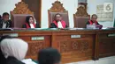 Majelis Hakim memimpin sidang lanjutan aktor Jefri Nichol dengan agenda pembacaan tuntutan di Pengadilan Negeri Jakarta Selatan, Senin (21/10/2019). Jefri Nichol dituntut 10 bulan penjara serta direkomendasikan untuk menjalani rehabilitasi rawat jalan. (Liputan6.com/Immanuel Antonius)