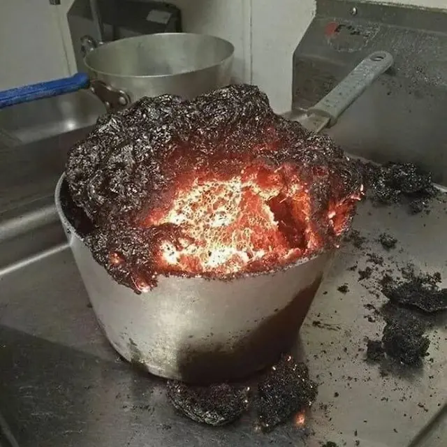 6 Potret Barang hingga Makanan Hangus Ini Bikin Kesal, Dapur Bak Kapal Pecah