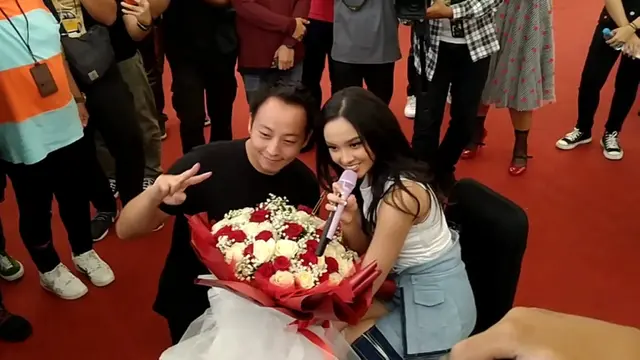 Lyodra disambut meriah dalam acara pembukaan outlet Ramen YA! yang ke 50 di Emporium Pluit, Jakarta Utara pada Minggu (21/8/2022).