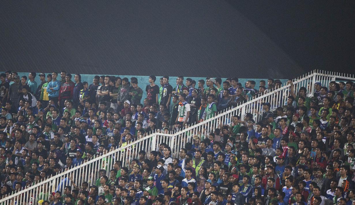 Pendukung Persib, Bobotoh, bersama pendukung Surabaya United, Bonek, menonton bersama pada laga Piala Jenderal Sudirman di Gelora Delta Sidoarjo, Jawa Timur, Sabtu (21/11/2015). (Bola.com/Vitalis Yogi Trisna) 