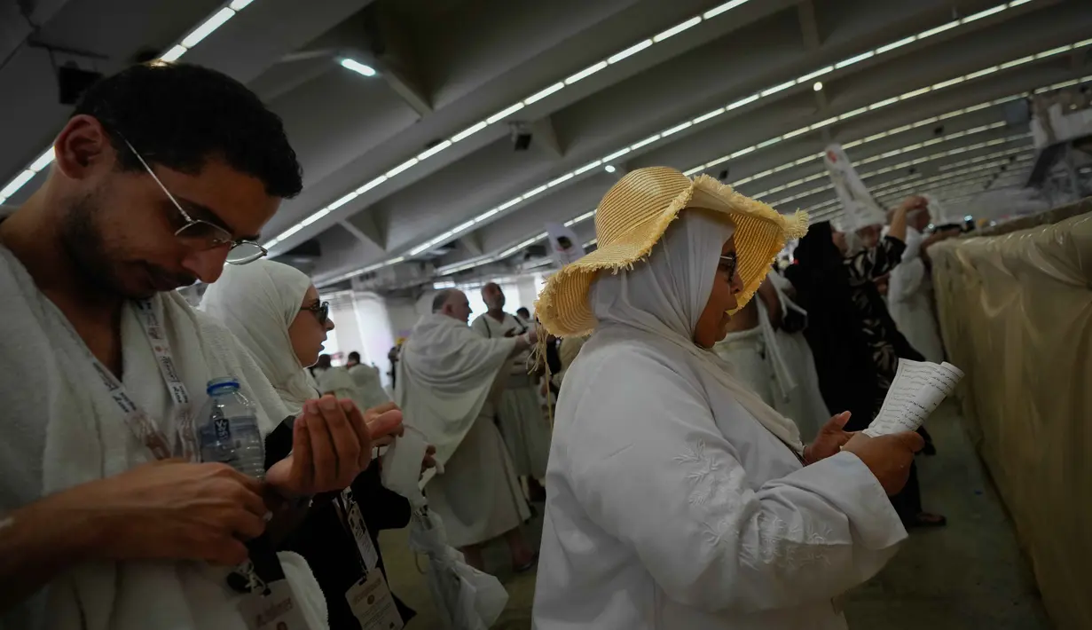 Umat Muslim berdoa setelah melakukan lempar jumrah sebagai rangkaian ibadah haji di Mina, Arab Saudi, Rabu 27 Mei 2026. (AP Photo/Altaf Qadri)