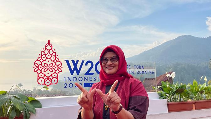 CEO XL Axiata sekaligus Co-Chair W20 Indonesi Dian Siswarini berfoto di lokasi Konferensi Tingkat Tinggi W20 di Parapat, Simalungun, Sumut. (Liputan6.com/Agustin Setyo Wardani)