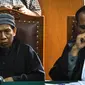 Terdakwa Oman Rochman alias Aman Abdurrahman (kiri) menjalani persidangan lanjutan di Pengadilan Negeri Jakarta Selatan, Selasa (27/3). Aman diadili terkait kasus ledakan bom di Jalan Thamrin. (Liputan6.com/Faizal Fanani)