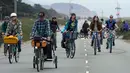Pengendara sepeda bersepeda di Great Highway saat mengikuti Ride to End Fossil Fuels yang diselenggarakan oleh Kristin Tieche (tengah) dari Climate Reality Project di San Francisco, Amerika Serikat, Jumat (15/9/2023). Global Climate Strike 2023 dapat menjadi salah satu aksi iklim internasional terbesar sejak pandemi COVID-19. (AP Photo/Jeff Chiu)
