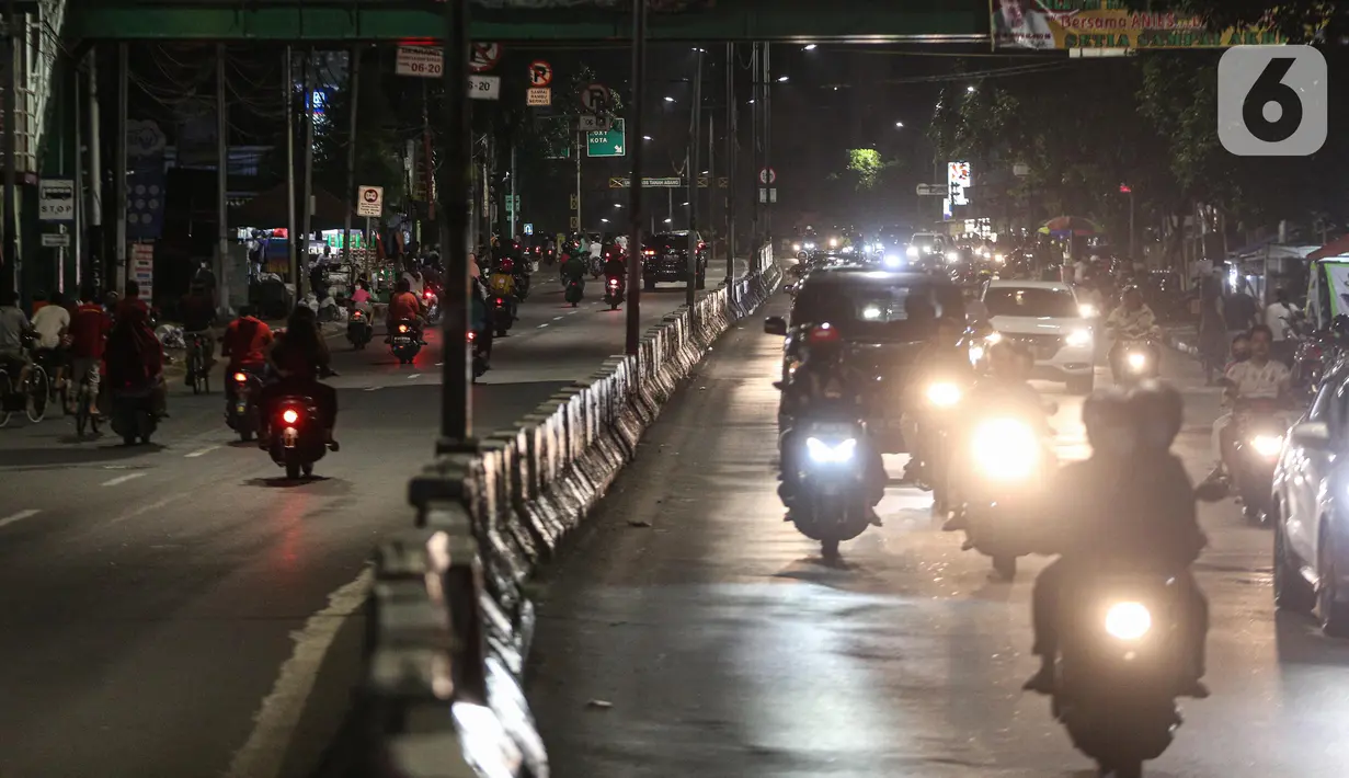 Kondisi lalu lintas pada malam takbiran di Jalan KH Mas Mansyur, Jakarta, Sabtu (23/5/2020). Polisi dikerahkan menjaga Jalan KH Mas Mansyur untuk mengantisipasi adanya takbir keliling di kawasan tersebut. (Liputan6.com/Faiza Fanani)