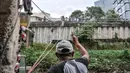 Pedagang saat melayani pembeli di salah satu warung kerek di Kuningan Barat, Mampang Prapatan, Jakarta Selatan, Rabu (25/5/2022). Meski hanya mengandalkan tambang dan ember, warung kerek masih menjadi primadona para pekerja kantoran untuk makan siang. (merdeka.com/Iqbal S Nugroho)