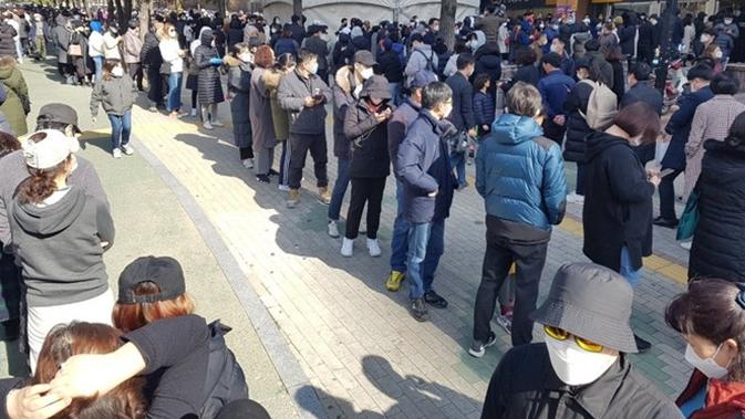 Ribuan warga Daegu mengantri untuk membeli masker cegah virus Corona. (Sumber: Abcnews.go.com)