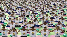 Puluhan ribu orang berpartisipasi melakukan gerakan yoga di New Delhi, India. (AP Photo/ Manish Swarup)