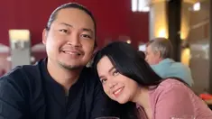 Belum lama ini, Sinta mengungkap kisah awal viralnya lagu Keong Racun melalui laman TikTok-nya. Ia mengungkapnya setelah 12 tahun berlalu. Ceritanya pun viral dan membuat setiap video TikTok yang ia unggah menjadi fyp. Hal tersebut membuat perjalanan cintanya dengan sang suami juga ikut bikin orang penasaran. (Liputan6.com/IG/@sisisinta)