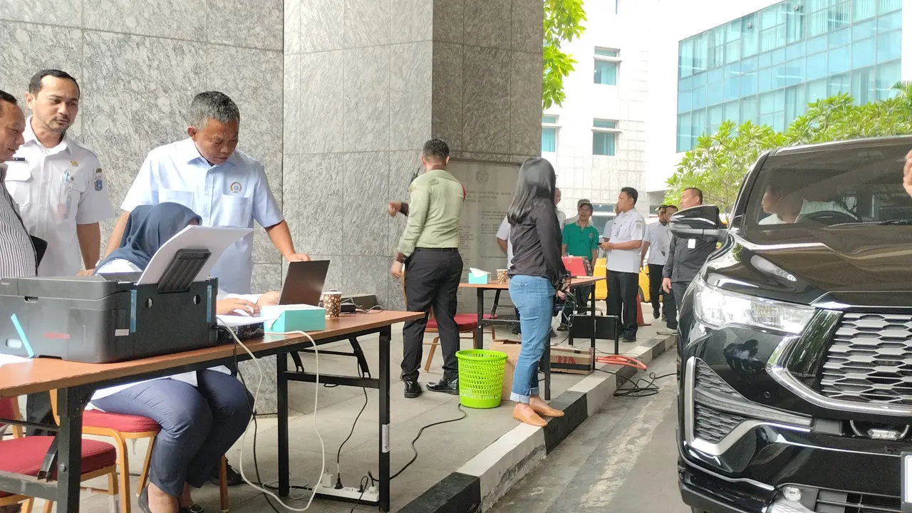 DPRD DKI Jakarta menggelar uji emisi kendaraan bermotor gratis untuk Aparatur Sipil Negara (ASN) dan Non ASN di lingkungan Pemerintah Provinsi (Pemprov) DKI Jakarta. Uji emisi dihelar di halaman Gedung DPRD DKI Jakarta (Liputan6.com/Winda Nelfira)