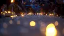 Sejumlah anak ikut ambil bagian dalam upacara untuk menghormati para korban gempa Nepal di Boudha Stupa, Kathmandu, Nepal, (7/5/2015). Gempa berkekuatan 7,8 yang meluluhlantakkan Nepal pada 25 April 2015 lalu. (REUTERS/Athit Perawongmetha)