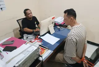 Polisi menangkap FRS (37), pelaku pemukulan terhadap seorang pengendara sepeda motor di Jalan Raya Jagakarsa. (Foto: Istimewa)
