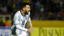 Pemain timnas Argentina, Lionel Messi berselebrasi usai mencetak gol ke gawang Ekuador pada Kualifikasi Piala Dunia 2018, di Stadion Atahualpa, Rabu (11/10). Hat-trick Messi membawa Argentina lolos ke Piala Dunia dengan skor 3-1. (AP/Fernando Vergara)