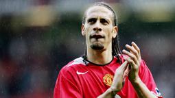 1. Rio Ferdinand –Pria asal Inggris ini adalah salah satu palang pintu yang membuat pertahanan Setan Merah sulit ditembus. Bersama Manchester United ia telah menorehkan banyak gelar mulai dari Liga Inggris hingga Liga Champions. (AFP/Paul Ellis)