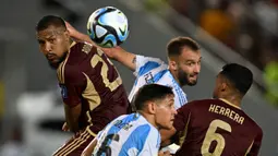 Meski sempat tertunda selama sekitar 30 menit lantaran lapangan banjir, laga antara Venezuela melawan Argentina berlangsung ketat dan sengit. (JUAN BARRETO/AFP)