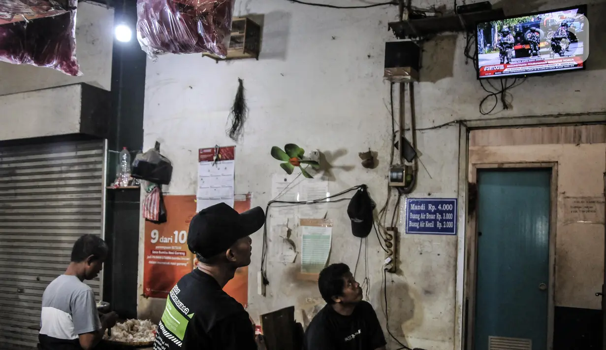 Pedagang menyaksikan tayangan televisi yang menyiarkan langsung rekonstruksi pembunuhan Brigadir Nofriansyah Yosua Hutabarat alias Brigadir J melalui smartphone di Pasar Senen, Jakarta Pusat, Selasa (30/8/2022). Rekonstruksi ulang pembunuhan Brigadir J yang dihadiri oleh lima tersangka, yakni Ferdy Sambo, Bharada Richard Eliezer (Bharada E), Bripka Ricky Rizal, Kuat Ma'ruf, dan Putri Candrawathi itu menjadi perhatian warga dari berbagai kalangan untuk menyaksikan secara langsung meski hanya melalui siaran televisi atau gawai. (merdeka.com/Iqbal S. Nugroho)