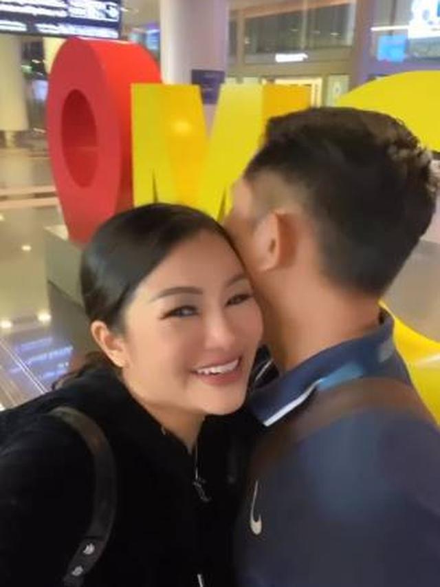 Lepas Rasa Rindu, Ini 7 Potret Fitri Carlina Susul Suami yang Jadi Pilot di Oman