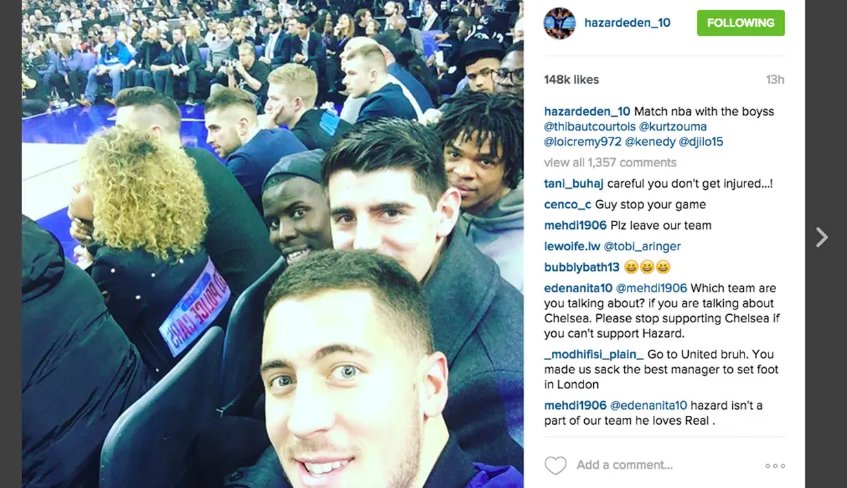 Para pemain Chelsea FC, Eden Hazard, Loic Remy, Kurt Zouma  dan Courtois berfoto selfie saat menyaksikan laga NBA Global Game London 2016 basketball antara Orlando Magic vs Toronto Raptors di O2 Arena, London, Kamis (14/1/2016). (AFP Photo/Instagra) 