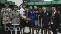 Para pemain Arema FC foto bersama pembuat trofi Piala Presiden 2017 saat berada di ruang ganti Stadion Pakansari, Jawa Barat, Minggu (13/3/2107). (Bola.com/Vitalis Yogi Trisna)