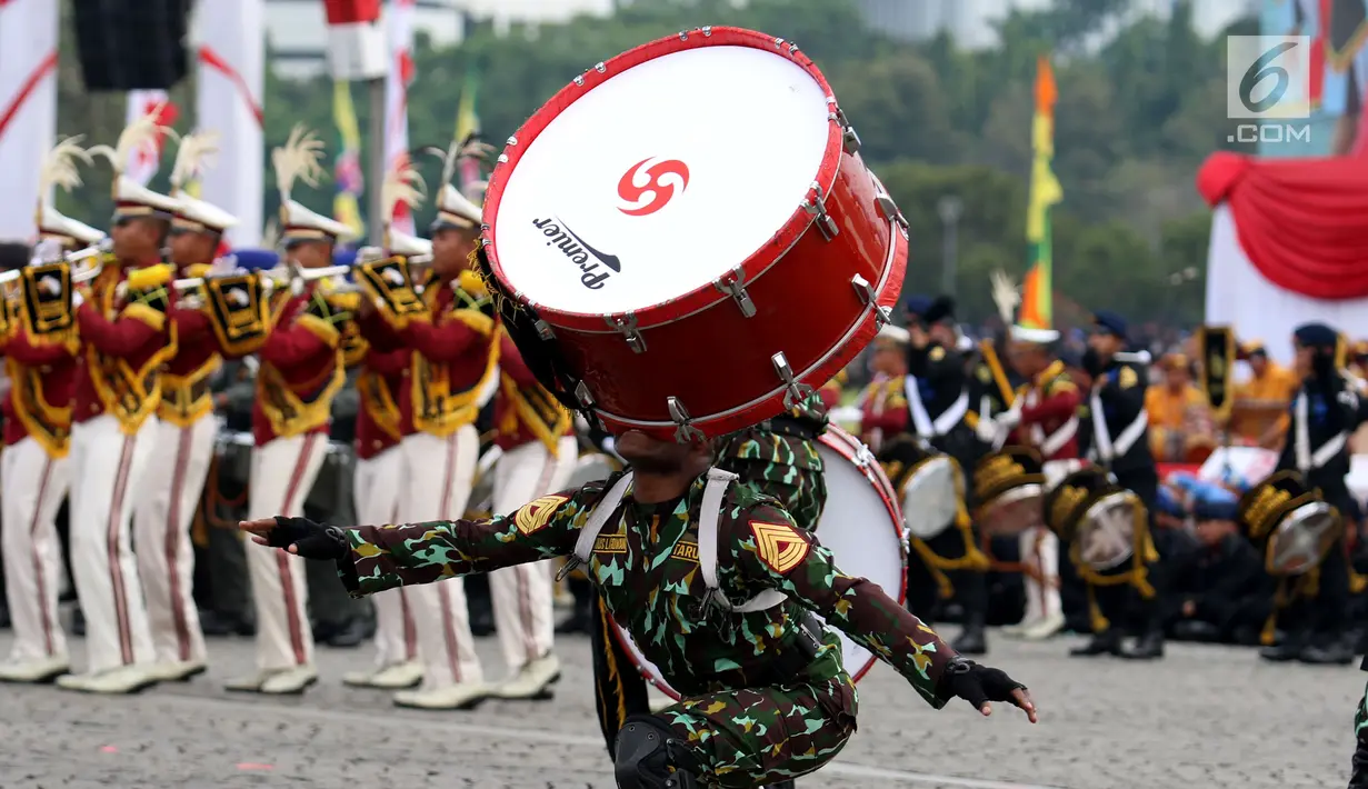 Aksi marching band taruna Akademi Kepolisian memeriahkan upacara peringatan HUT Bhayangkara ke-71 di Silang Monas, Jakarta, Senin (10/7). Acara ini menampilkan berbagai atraksi dari masing-masing kesatuan Polri. (Liputan6.com/Angga Yuniar)