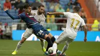 Pemain Real Madrid, Lucas Vazquez dan Isco berusaha menghentikan gelandang Levante, Jose Campana, pada laga La Liga Spanyol di Stadion Santiago Bernabeu, Madrid, Sabtu (14/9). Madrid menang 3-2 atas Levante. (AFP/Curto De La Torre)