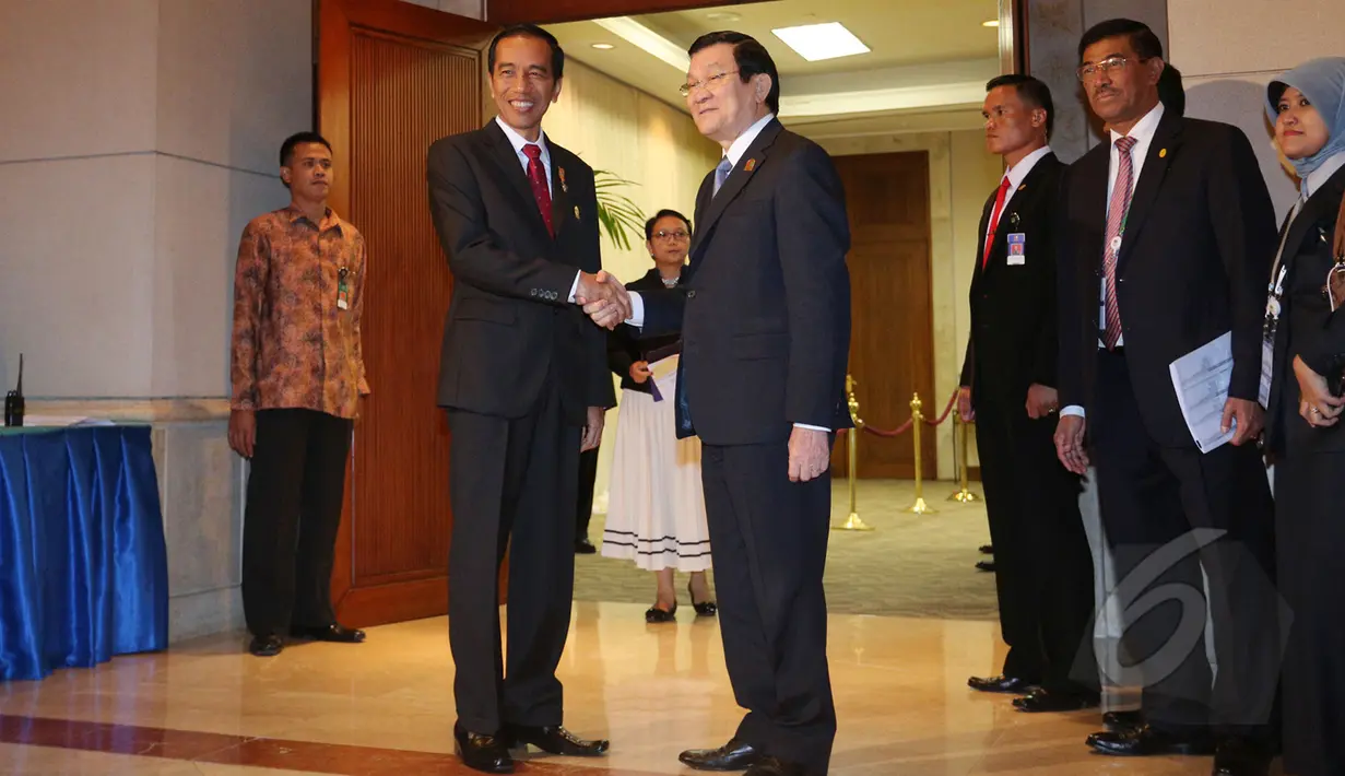 Presiden Joko Widodo melakukan pertemuan bilateral dengan PM Vietnam Truong Tang Sang di JCC, Kamis (23/4/2015). Presiden Joko Widodo membahas pertahanan dan kawasan batas laut antar dua negara. (Liputan6.com/Herman Zakharia)
