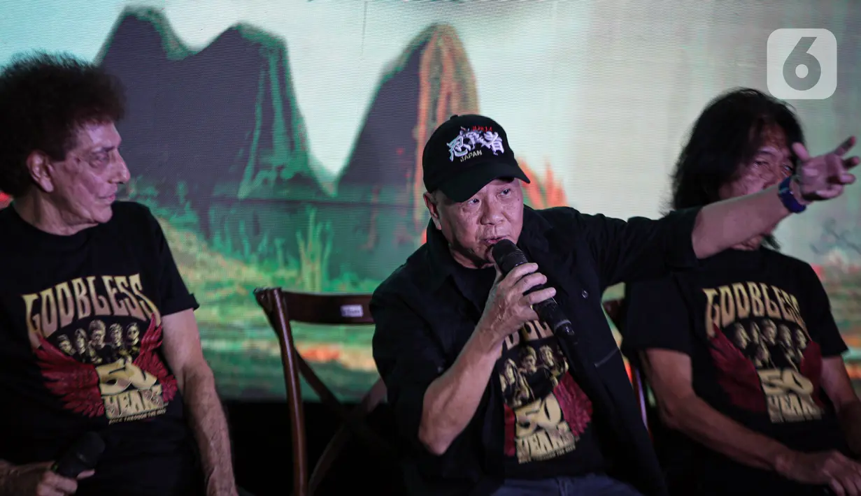 Selebrasi usia emas 50 tahun God Bless juga akan menggelar konser tour di beberapa kota mulai dari September hingga Oktober. Menambah memorable rangkaian usia setengah abad, God Bless juga akan menerbitkan buku yang mengisahkan perjalanan band yang lahir pada 5 Mei 1973 ini. (Liputan6.com/Faizal Fanani)