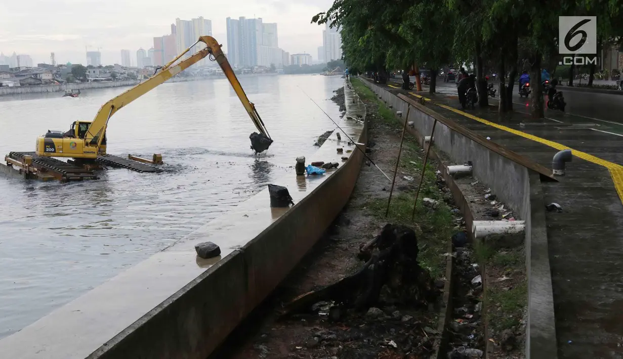 Petugas menggunakan alat berat mengeruk endapan lumpur di Danau Sunter, Jakarta. Rabu (20/12). Pengerukan dilakukan sebagai langkah antisipasi banjir seiring datangnya musim hujan. (Liputan6.com/Immanuel Antonius)