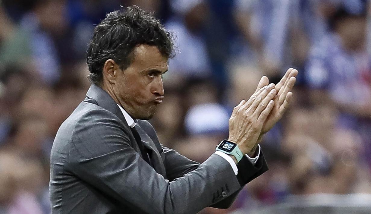 Pelatih Barcelona, Luis Enrique, memberikan instruksi saat laga final Copa Del Rey melawan Alaves di Stadion Vicente Calderon, Madrid, Sabtu (27/5/2017). Barcelona menang 3-1 atas Alaves. (EPA/Mariscal)