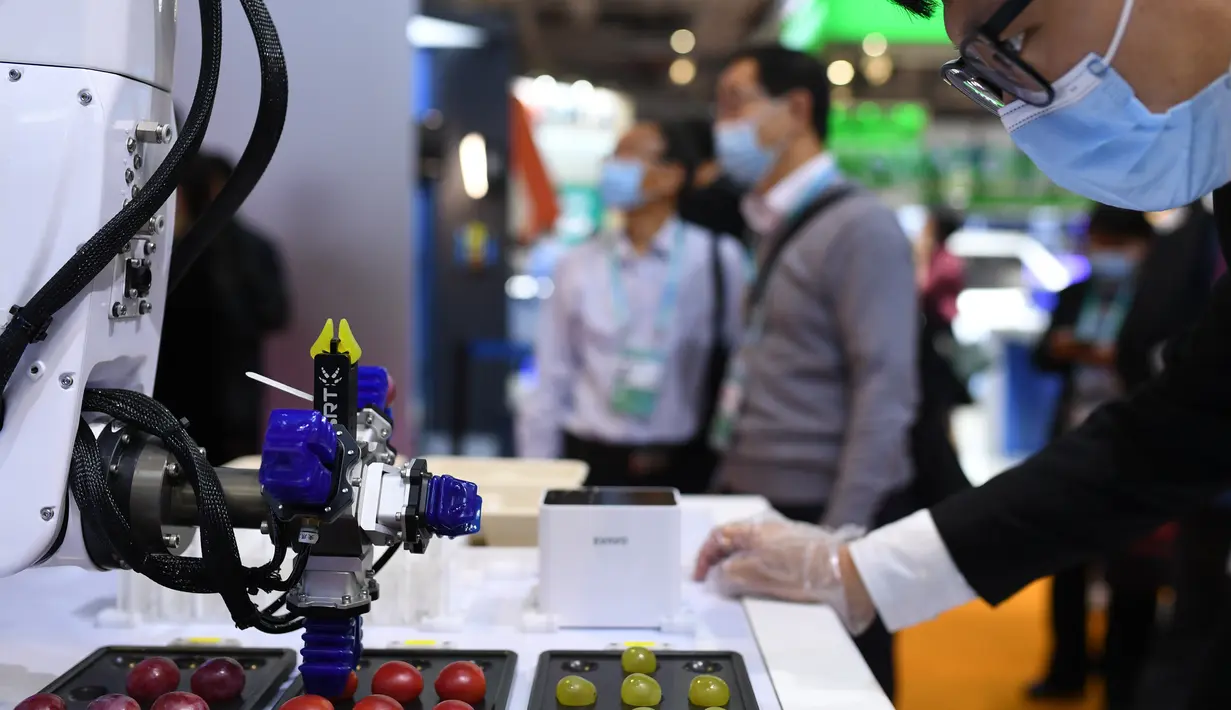 Seorang staf mengamati platform pemilahan buah dan sayuran di stan Microsoft di area ekshibisi Industri Cerdas dan Teknologi Informasi dalam ajang Pameran Impor Internasional China (China International Import Expo/CIIE) ketiga di Shanghai, China, 6 November 2020. (Xinhua/Li Renzi)