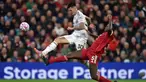 Penyerang Manchester United asal Slovenia, Benjamin Sesko (kiri) berebut bola dengan bek Liverpool asal Prancis, Ibrahima Konate saat pertandingan pekan ke-8 Liga Premier Inggris di Stadion Anfield, Liverpool pada Minggu 19 Oktober 2025. (PETER POWELL/AFP)