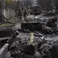 Prajurit Ukraina berjalan di antara tank-tank Rusia yang hancur di Bucha. Dok: AP Photo/Rodrigo Abd