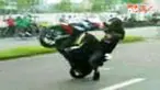 Beragam cara anak-anak muda mengisi waktu liburan panjang. Salah satunya, atraksi ketangkasan bermotor di jalan raya Kota Mamuju, Sulawesi Barat. 