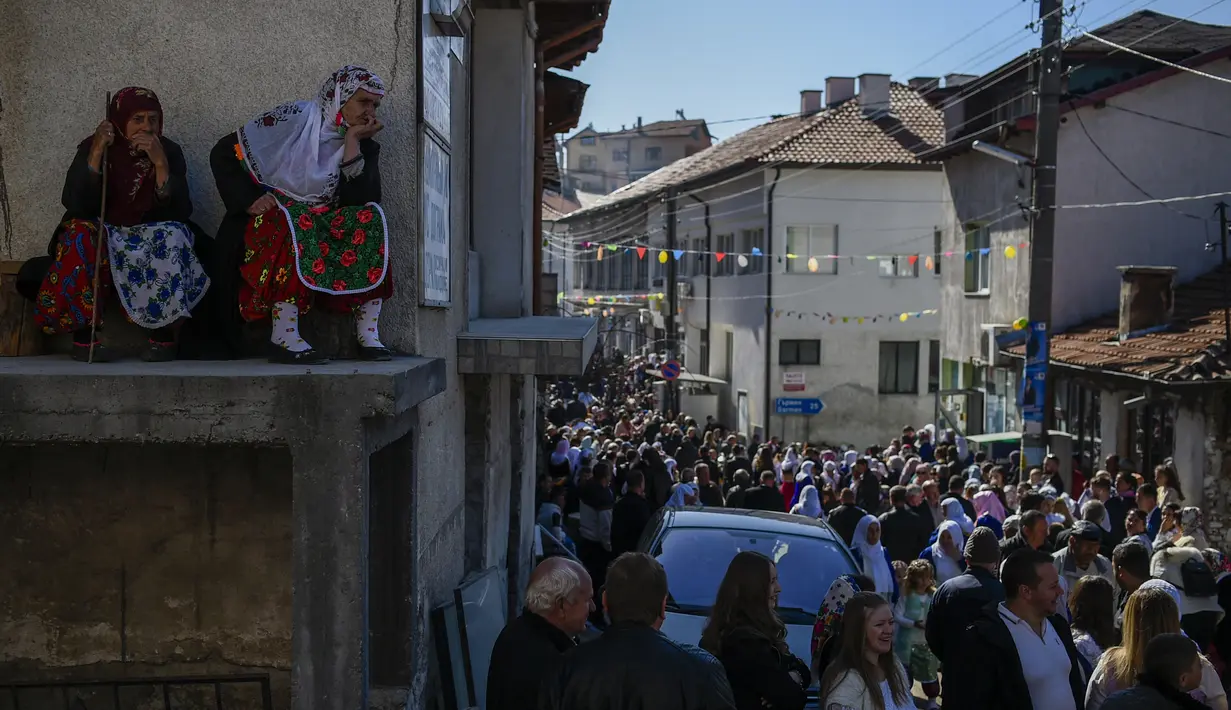 Wanita muslim Bulgaria menonton upacara sunat massal untuk anak laki-laki di Desa Ribnovo, 11 April 2021. Penduduk Desa Ribnovo adalah muslim berbahasa Bulgaria, kadang-kadang disebut sebagai "Pomaks" atau "orang yang menderita". (Nikolay DOYCHINOV/AFP)