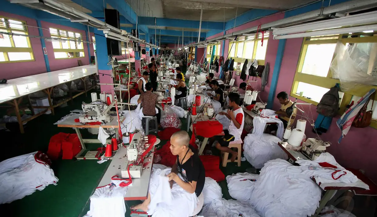 Sejumlah pekerja sedang menyelesaikan pembuatan kaos kampanye salah satu pasangan capres-cawapres di perusahaan konveksi rumahan di Bukit Duri, Jakarta, Selasa (1/7/2014).(Liputan6.com/Faizal Fanani)