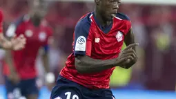 Penyerang Lille, Nicolas Pepe menggiring bola saat bertanding melawan Nantes pada Liga Prancis di stadion Lille Metropole, Prancis pada 22 September 2018. Arsenal berhasil mengalahkan klub-klub lain dalam pemburuan penyerang Pantai Gading tersebut. (AP Photo/Michel Spingler)