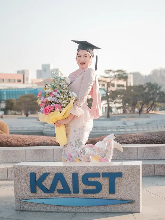 Potret Manis Xaviera Putri Wisuda dengan Kebaya Organza Pink Pastel, Konsisten Pakai Hijab Meleyot
