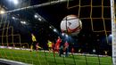 Pemain Borussia Dortmund, Mats Hummels, mencetak gol ke gawang Liverpool pada laga leg pertama perempat final Liga Europa di Stadion Signal Iduna Park, Dortmund, Jumat (8/4/2016) dini hari WIB. (AFP/Patrik Stollarz)