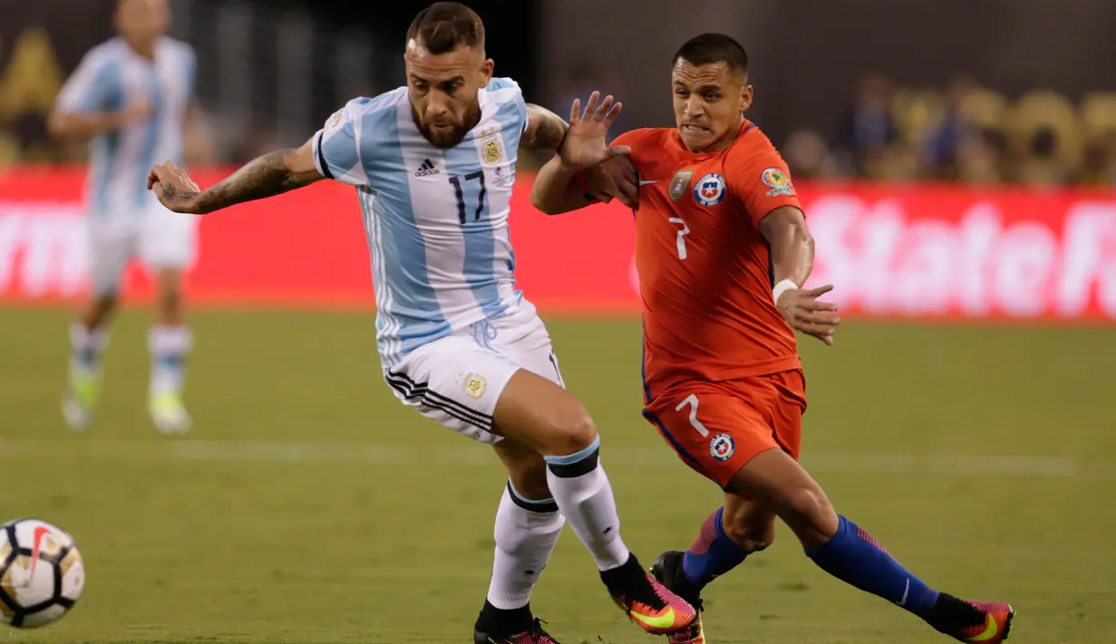 Penyerang Chile, Alexis Sanchez (kanan) berebut bola dengan bek Argentina, Nicolas Otamendi pada Final Copa America 2016 di MetLife Stadium, AS, Senin (27/6). Chile menang atas Argentina lewat adu penalti dengan skor 4-2. (Adam Hunger-USA TODAY Sports)