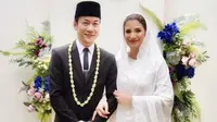 Qibil Changcuters resmi menikah dengan Qurrotu Ayun. Saat akad mempelai perempuan mengenakan baju kurung dan rok putih berbordir lengkap dengan kerudungnya. @qibil