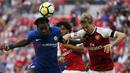 Striker Chelsea, Michy Batshuayi, duel udara dengan bek Arsenal, Nacho Monreal,  pada laga Community Shield di Stadion Wembley, London, Minggu (6/8/2017). Arsenal berhasil menang 4-1 melalui adu penalti atas Chelsea. (AP/Franck Augstein)