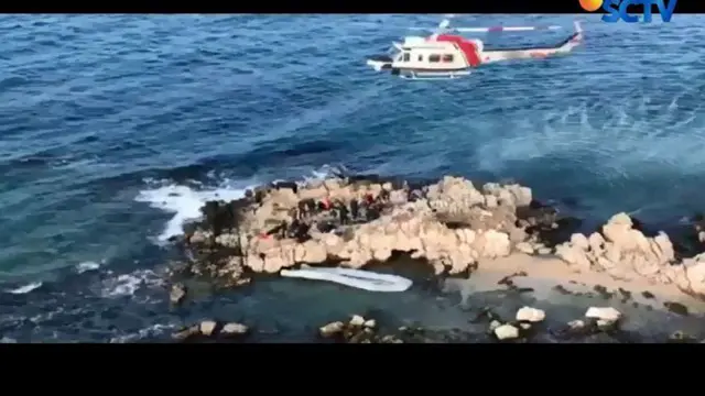 Pasukan penjaga pantai di Turki dengan menggunakan helikopter berusaha menyelamatkan para imigran di tengah cuaca buruk.
