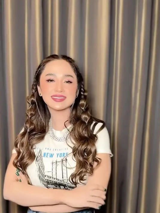 Pedangdut dan juga pemeran itu mengaku sejak September tak lagi berkomunikasi dengan Rully. "Kami sudah tidak lagi berkomunikasi sejak September," kata Depe. [Instagram/dewiperssik9]