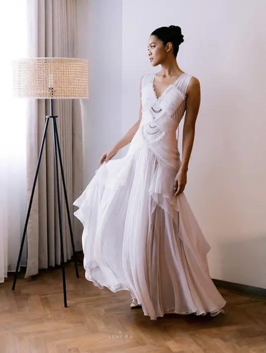 Dalam akun Instagram @jeffrytan, gaun tersebut terbuat dari pleated chiffon silk dengan detail origami dan kristal. Dengan bagian rok berlapis terkesan flowly. (@jeffrytan)