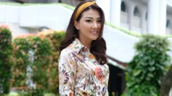 Selain Sarwendah, Gaya Makeup Imlek ala Mama Anak Satu Ini Kece Banget!