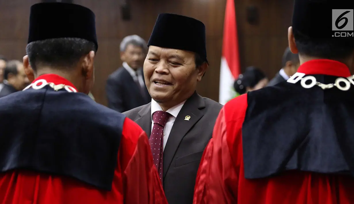 Mantan Ketua MPR, Hidayat Nur Wahid menghadiri acara pengucapan sumpah jabatan Ketua dan Wakil Ketua MK Anwar Usman dan Aswanto, Jakarta, Senin (2/4). Anwar dan Aswanto menjadi Ketua dan Wakil Ketua MK periode 2018-2020. (Liputan6.com/Immanuel Antonius)