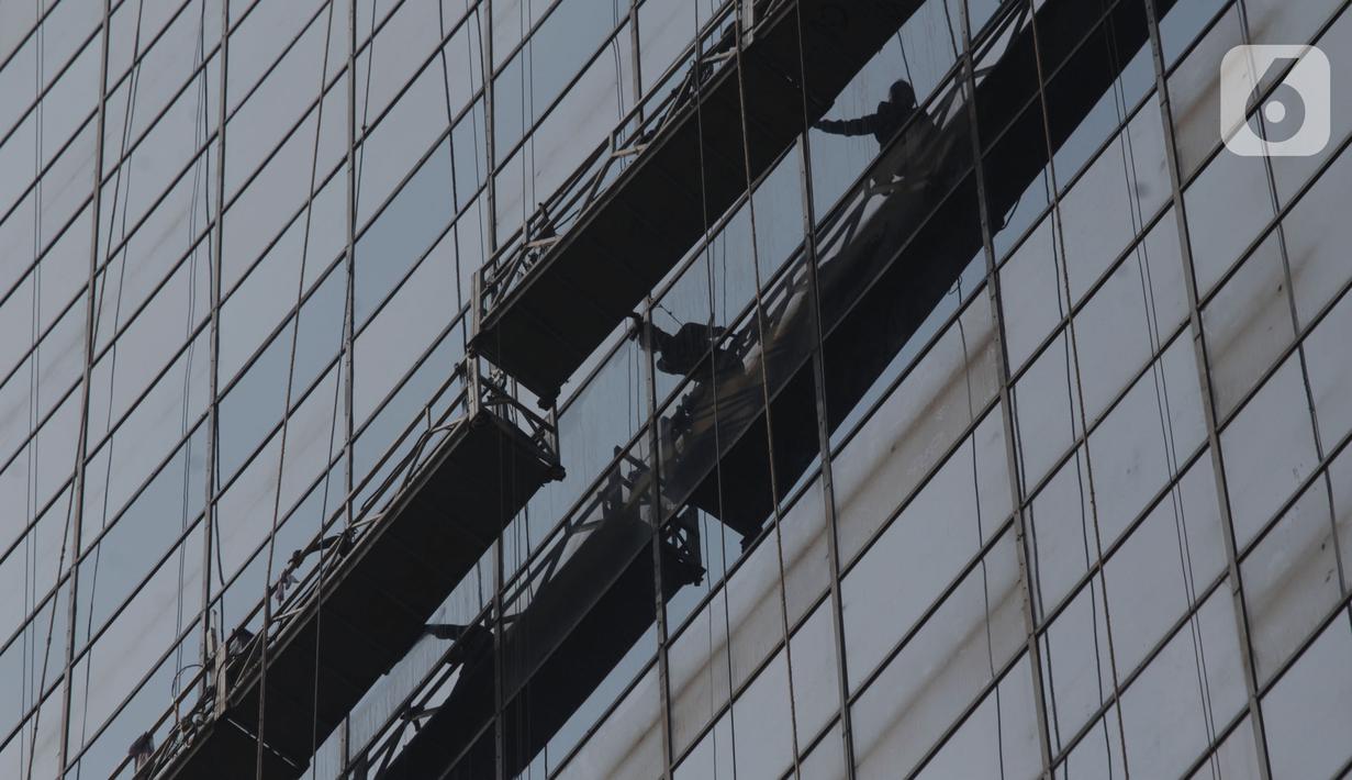 Hal ini bukan saja mengancam manusia atau makhluk hidup namun juga imbasnya menempel di dinding-dinding gedung pencakar langit yang lebih cepat kusam. (merdeka.com/Imam Buhori)