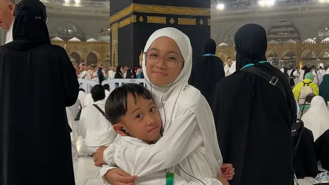 Potret Poppy Bunga umrah ajak anak