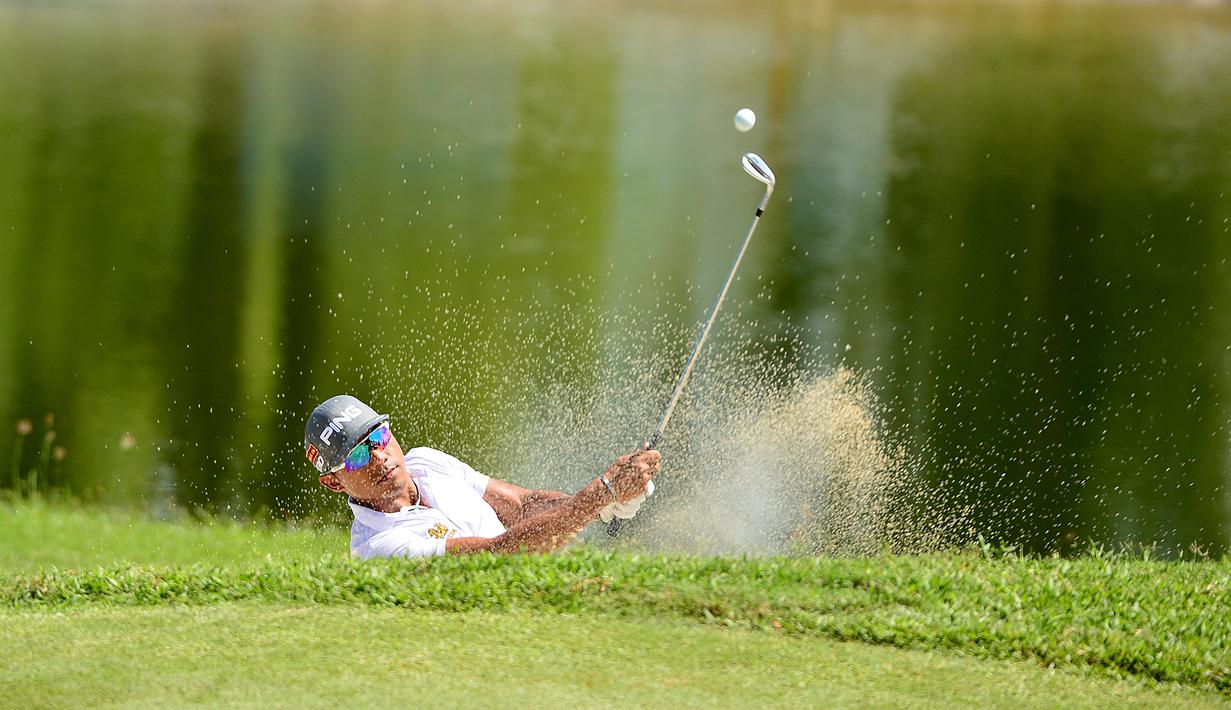 Pegolf Thailand, Piya Swangarunporn, memukul bola dalam turnamen golf Warisan Harta Sabah Masters di Sutera Harbour Golf and Country Club, Kota Kinabalu, Malaysia, (7/1/2016). (AFP/Lagardere Sports/Khalid Redza)